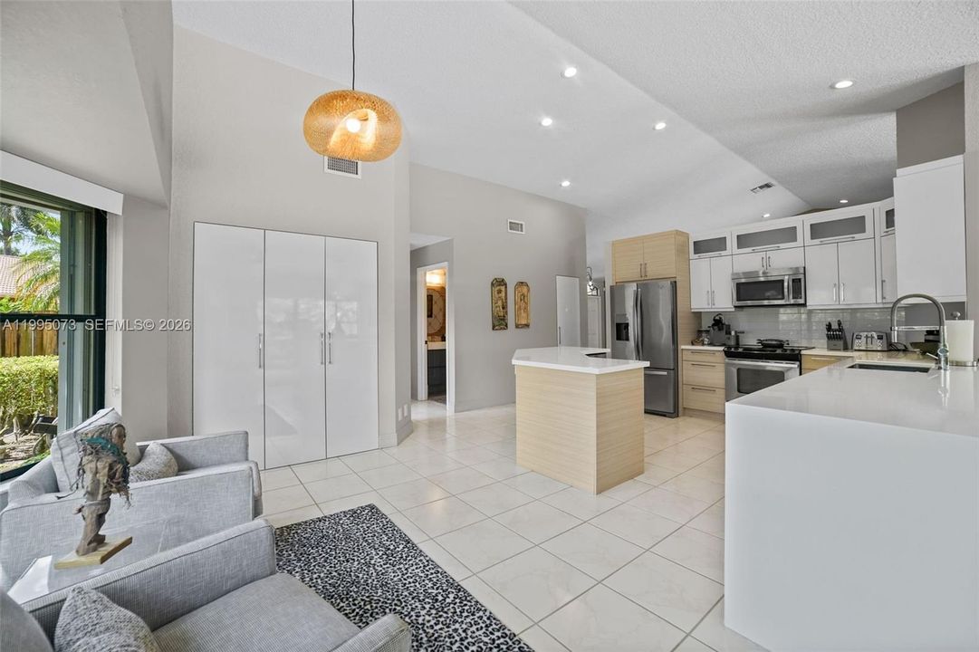 Vendido Recientemente: $1,199,000 (4 camas, 2 baños, 2803 Pies cuadrados)