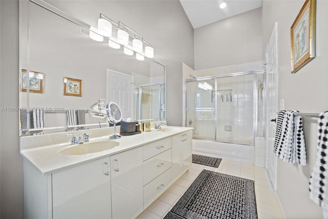 Vendido Recientemente: $1,199,000 (4 camas, 2 baños, 2803 Pies cuadrados)