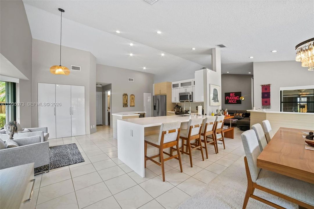 Vendido Recientemente: $1,199,000 (4 camas, 2 baños, 2803 Pies cuadrados)