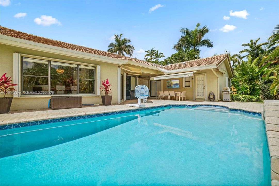 Vendido Recientemente: $1,199,000 (4 camas, 2 baños, 2803 Pies cuadrados)