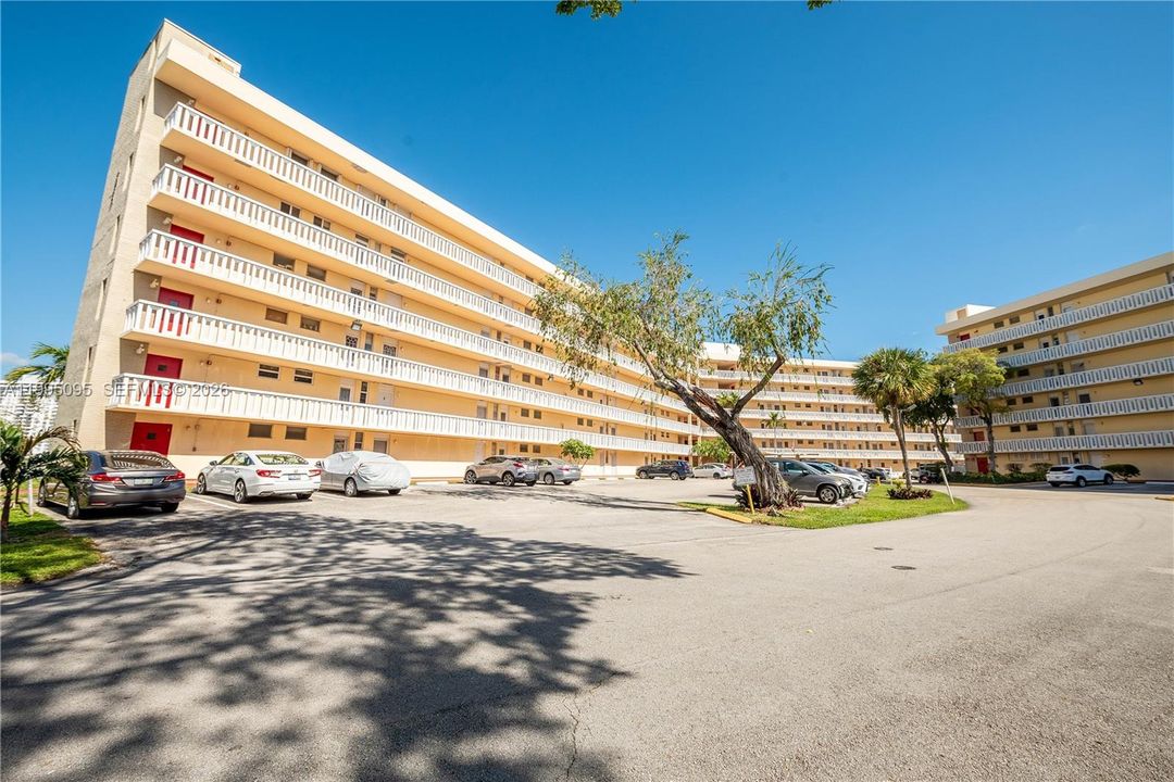 For Sale: $175,000 (1 beds, 1 baths, 768 Square Feet)