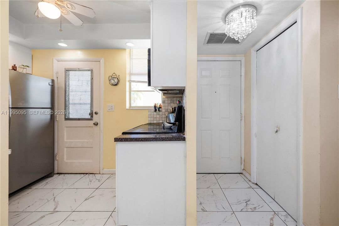 For Sale: $175,000 (1 beds, 1 baths, 768 Square Feet)