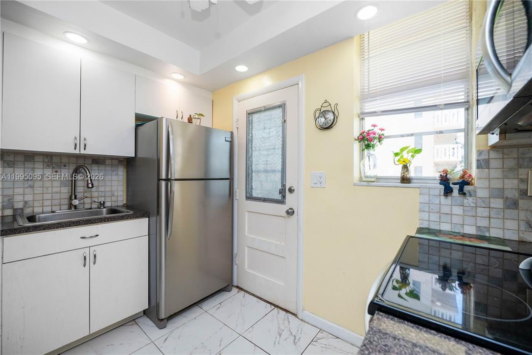 For Sale: $175,000 (1 beds, 1 baths, 768 Square Feet)