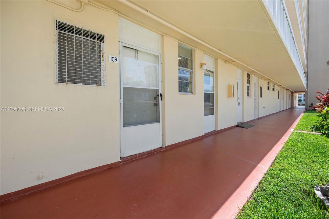 For Sale: $175,000 (1 beds, 1 baths, 768 Square Feet)