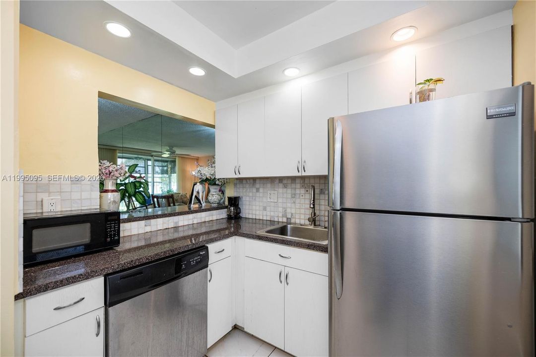 For Sale: $175,000 (1 beds, 1 baths, 768 Square Feet)