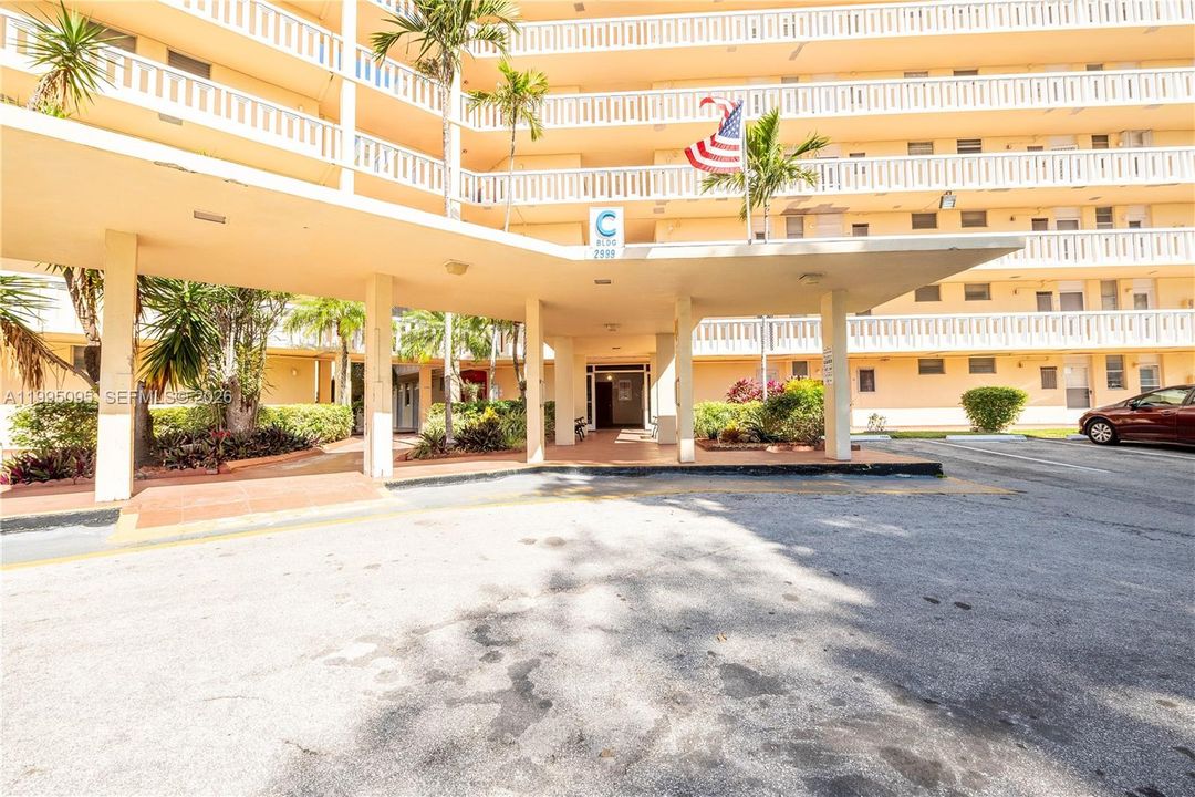 For Sale: $175,000 (1 beds, 1 baths, 768 Square Feet)