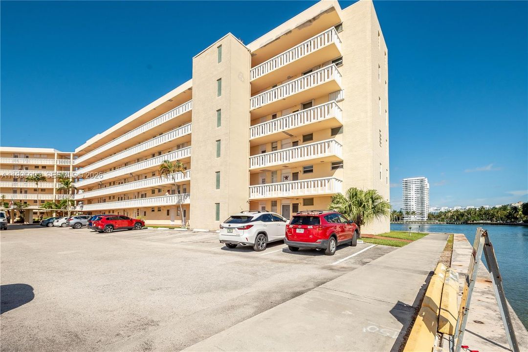 For Sale: $175,000 (1 beds, 1 baths, 768 Square Feet)