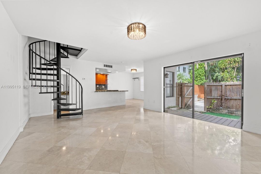 For Sale: $715,000 (2 beds, 1 baths, 1033 Square Feet)