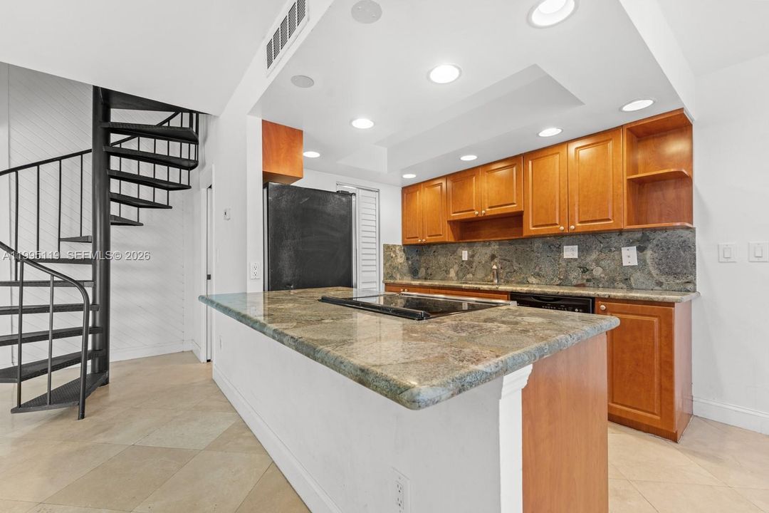 For Sale: $715,000 (2 beds, 1 baths, 1033 Square Feet)