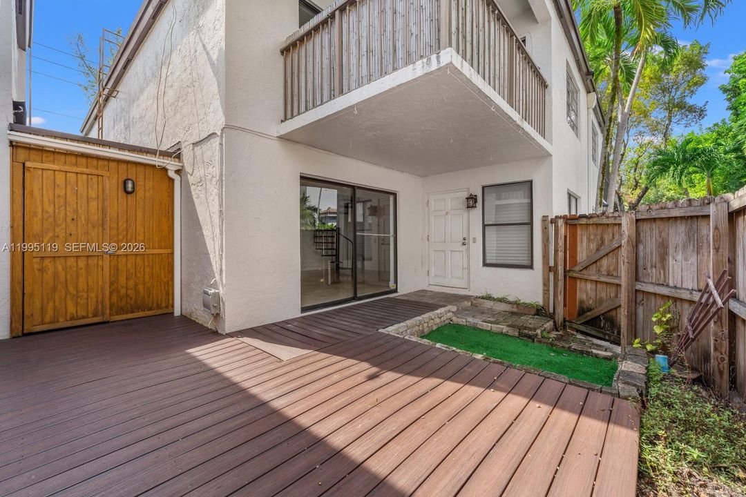 For Sale: $715,000 (2 beds, 1 baths, 1033 Square Feet)