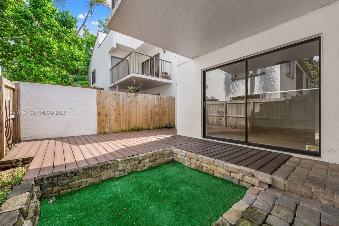 For Sale: $715,000 (2 beds, 1 baths, 1033 Square Feet)
