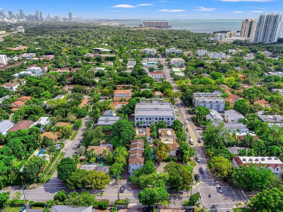 For Sale: $715,000 (2 beds, 1 baths, 1033 Square Feet)