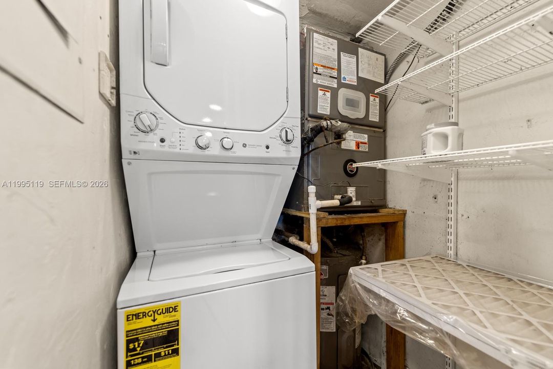 For Sale: $715,000 (2 beds, 1 baths, 1033 Square Feet)
