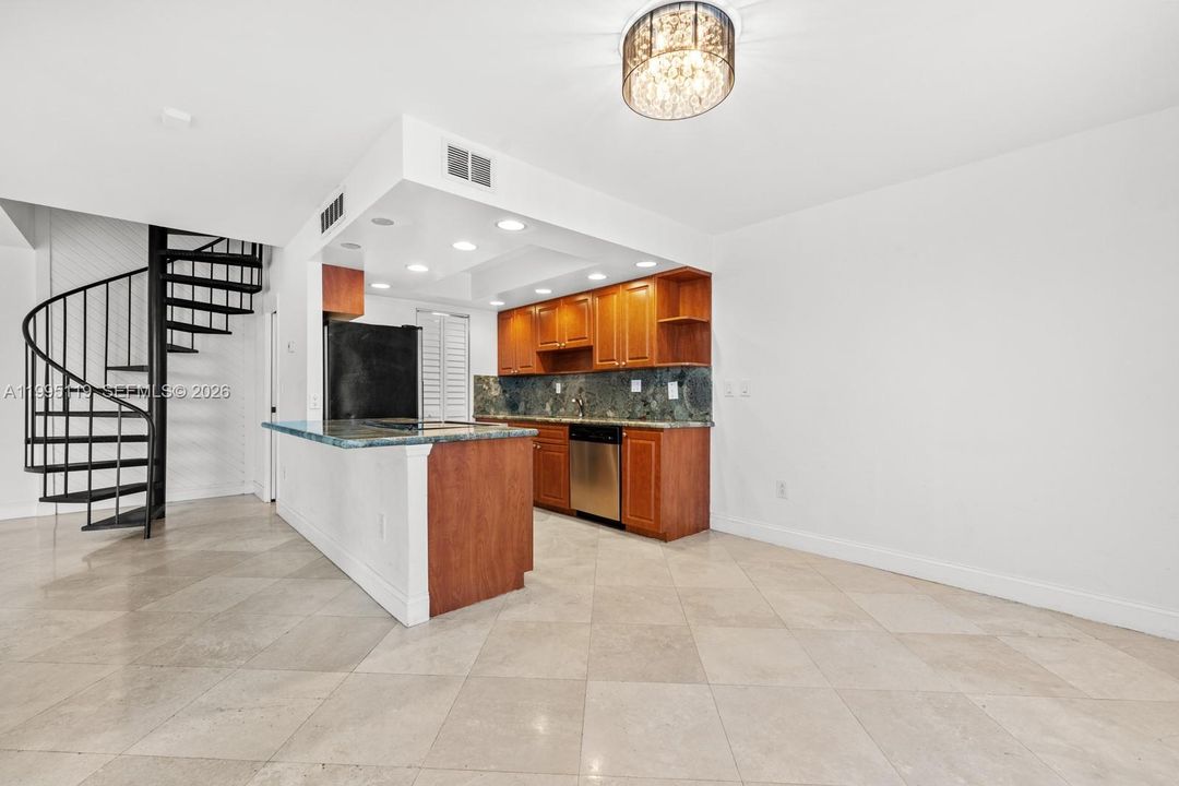 For Sale: $715,000 (2 beds, 1 baths, 1033 Square Feet)