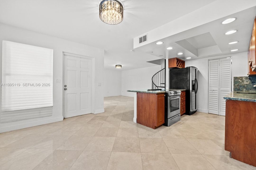 For Sale: $715,000 (2 beds, 1 baths, 1033 Square Feet)
