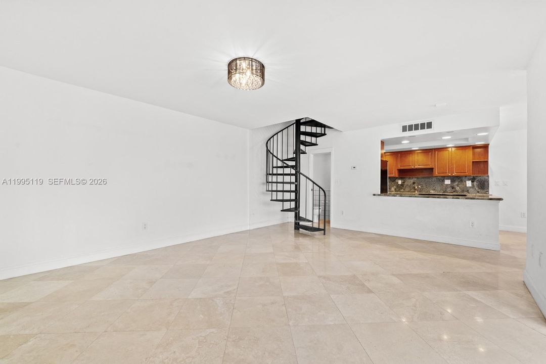 For Sale: $715,000 (2 beds, 1 baths, 1033 Square Feet)