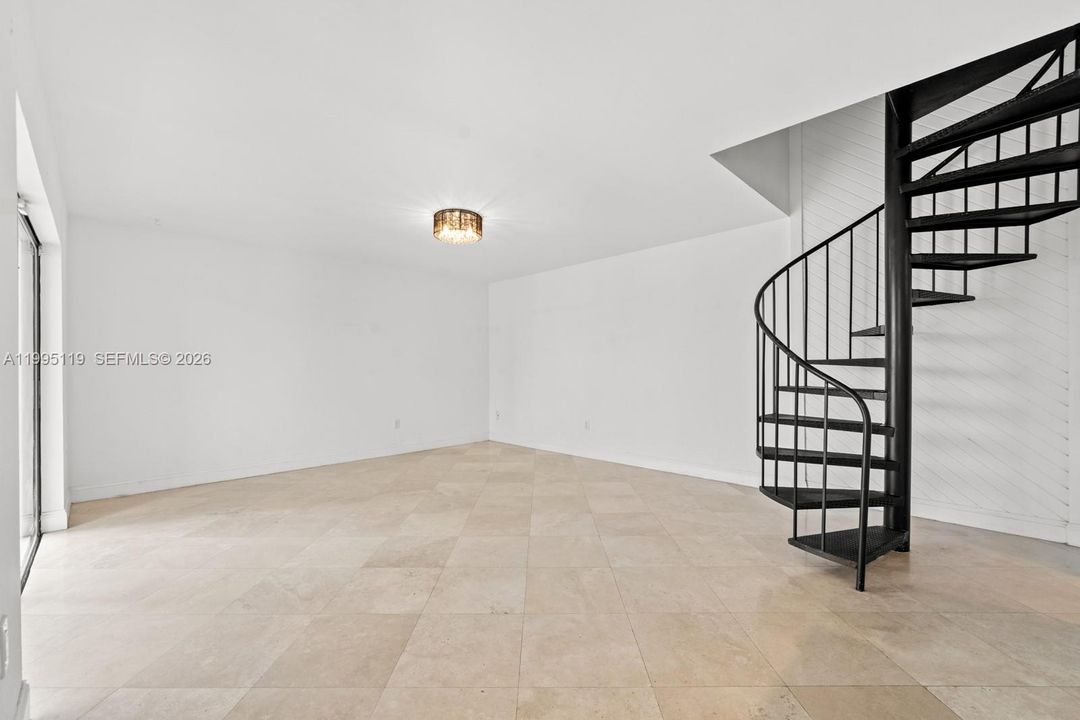 For Sale: $715,000 (2 beds, 1 baths, 1033 Square Feet)