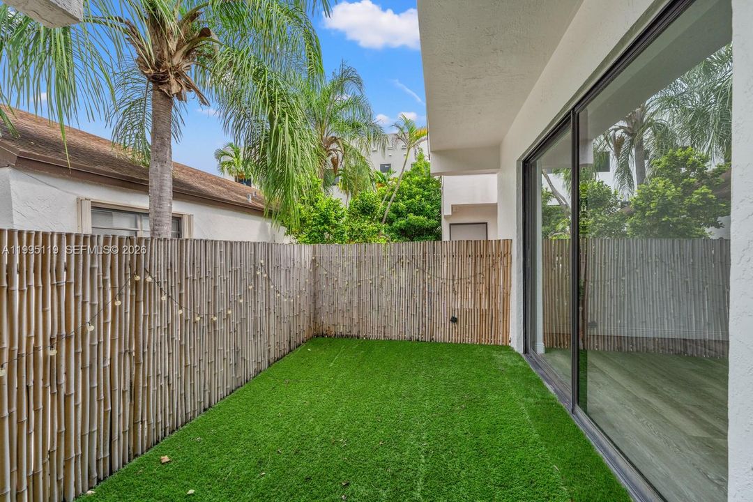 For Sale: $715,000 (2 beds, 1 baths, 1033 Square Feet)