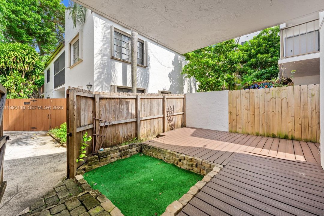For Sale: $715,000 (2 beds, 1 baths, 1033 Square Feet)