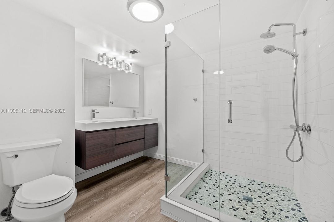 For Sale: $715,000 (2 beds, 1 baths, 1033 Square Feet)