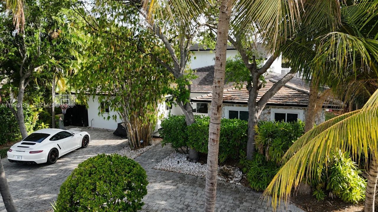 For Sale: $3,650,000 (5 beds, 4 baths, 3715 Square Feet)