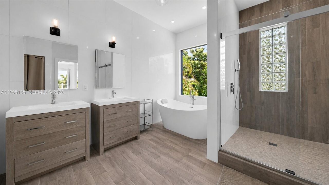 For Sale: $3,650,000 (5 beds, 4 baths, 3715 Square Feet)