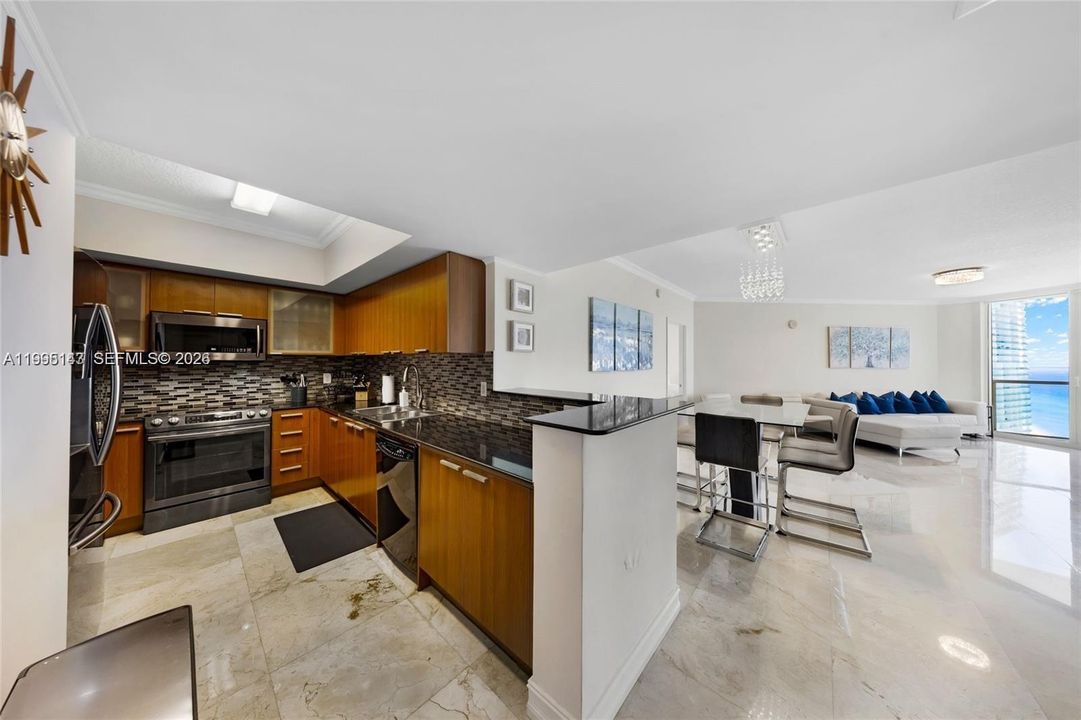 For Sale: $1,050,000 (2 beds, 2 baths, 1637 Square Feet)