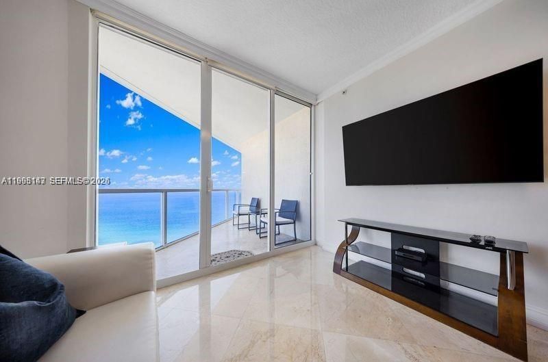For Sale: $1,050,000 (2 beds, 2 baths, 1637 Square Feet)