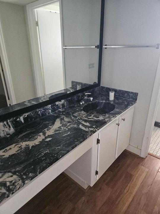 5981 VIA VERMYLIA BATHROOM 1
