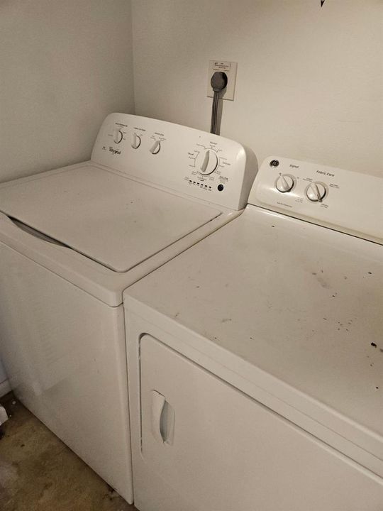 5981 VIA VERMYLIA WASHER DRYER