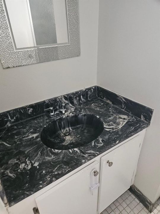 5981 VIA VERMYLIA BATHROOM 2
