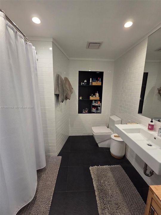 Active With Contract: $10,000 (4 beds, 4 baths, 2315 Square Feet)