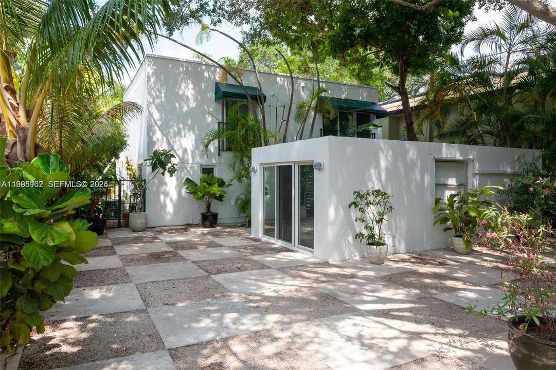 Active With Contract: $10,000 (4 beds, 4 baths, 2315 Square Feet)