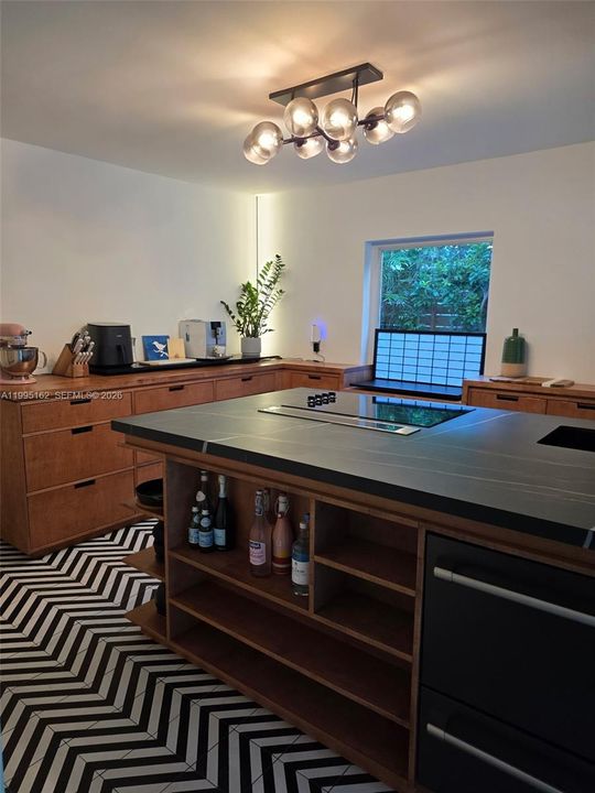 Active With Contract: $10,000 (4 beds, 4 baths, 2315 Square Feet)