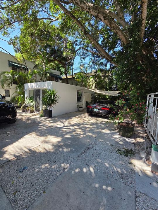 Active With Contract: $10,000 (4 beds, 4 baths, 2315 Square Feet)