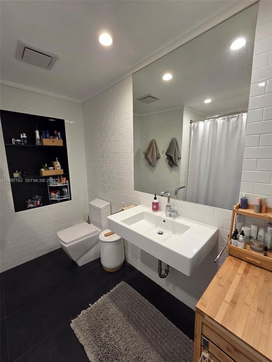 Active With Contract: $10,000 (4 beds, 4 baths, 2315 Square Feet)