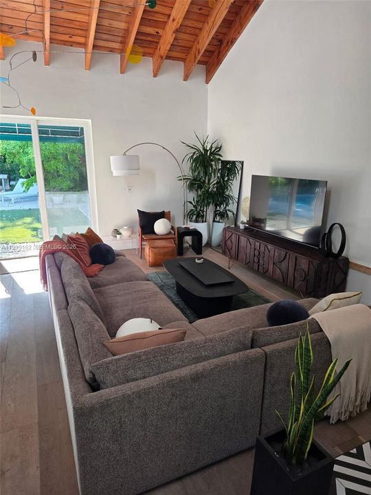 Active With Contract: $10,000 (4 beds, 4 baths, 2315 Square Feet)