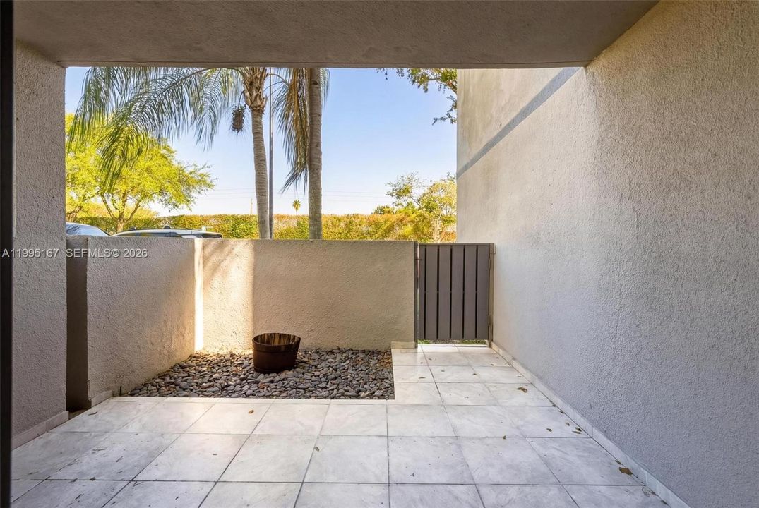 Primary rooms Balcony