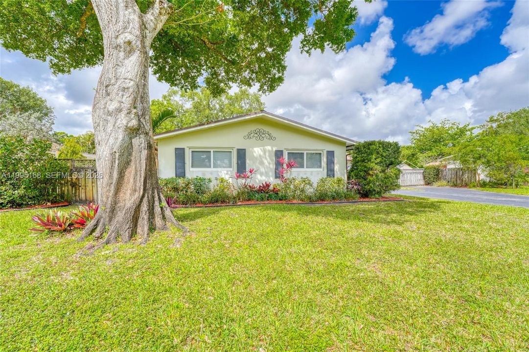 Active With Contract: $849,900 (5 beds, 3 baths, 3070 Square Feet)
