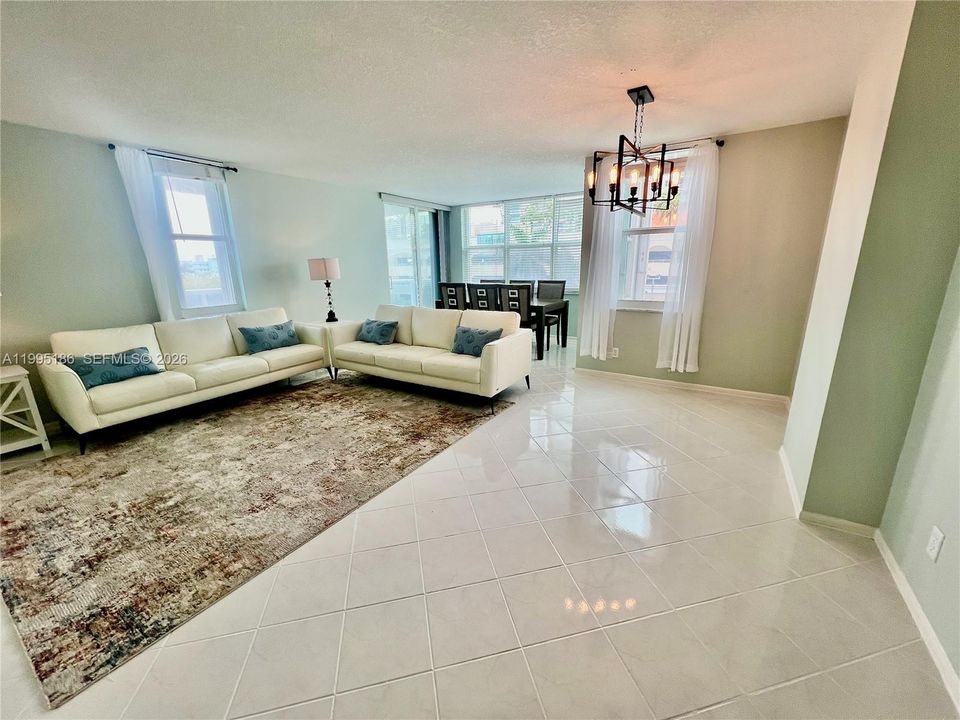 Activo con contrato: $289,000 (2 camas, 2 baños, 1328 Pies cuadrados)