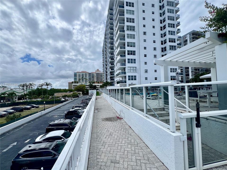 Activo con contrato: $289,000 (2 camas, 2 baños, 1328 Pies cuadrados)