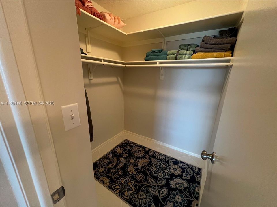 Activo con contrato: $289,000 (2 camas, 2 baños, 1328 Pies cuadrados)