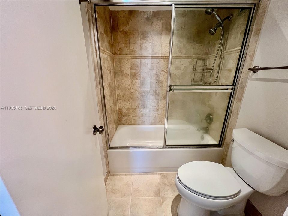 Activo con contrato: $289,000 (2 camas, 2 baños, 1328 Pies cuadrados)