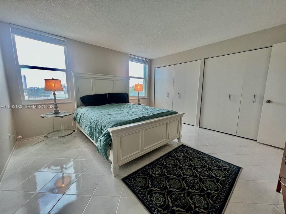 Activo con contrato: $289,000 (2 camas, 2 baños, 1328 Pies cuadrados)