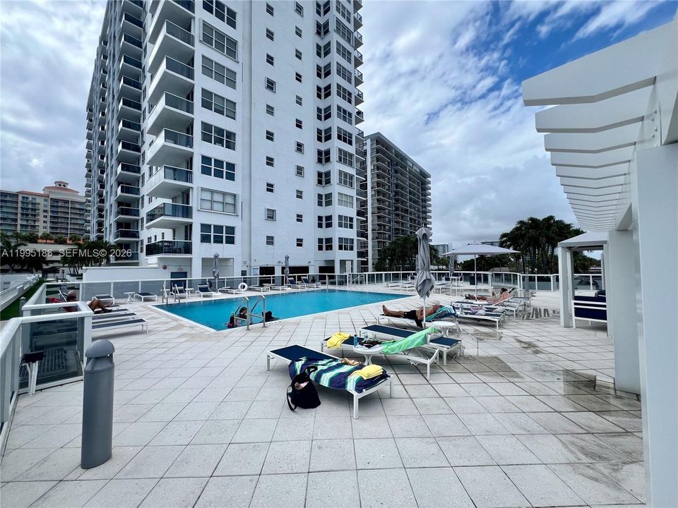 Activo con contrato: $289,000 (2 camas, 2 baños, 1328 Pies cuadrados)