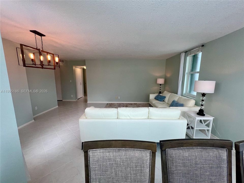 Activo con contrato: $289,000 (2 camas, 2 baños, 1328 Pies cuadrados)