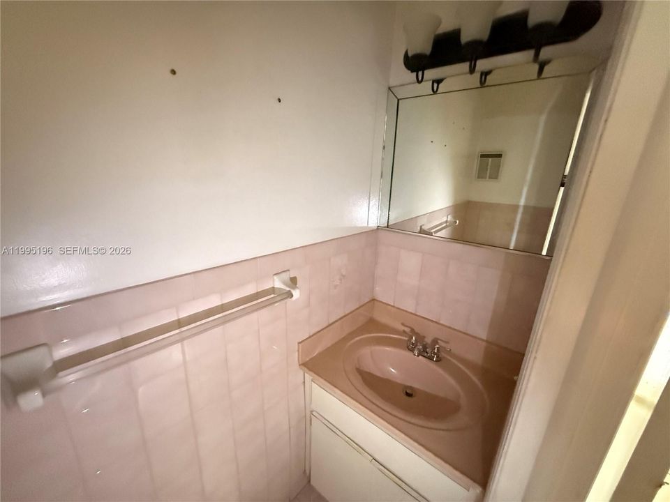 Под контрактом: $299,999 (2 спален, 1 ванн, 1064 Квадратных фут)