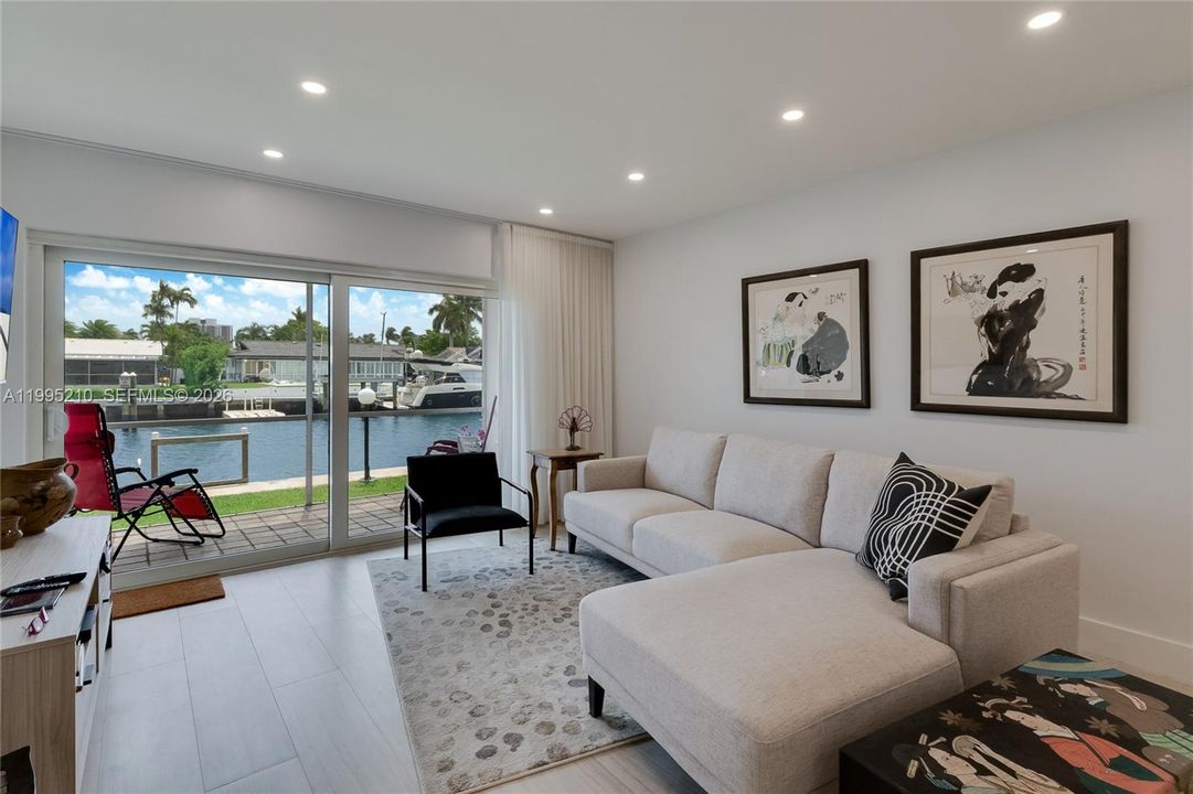 For Sale: $319,000 (2 beds, 2 baths, 1050 Square Feet)