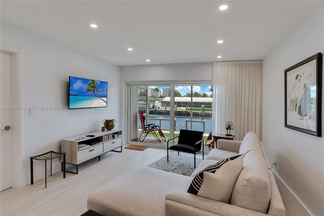 For Sale: $319,000 (2 beds, 2 baths, 1050 Square Feet)