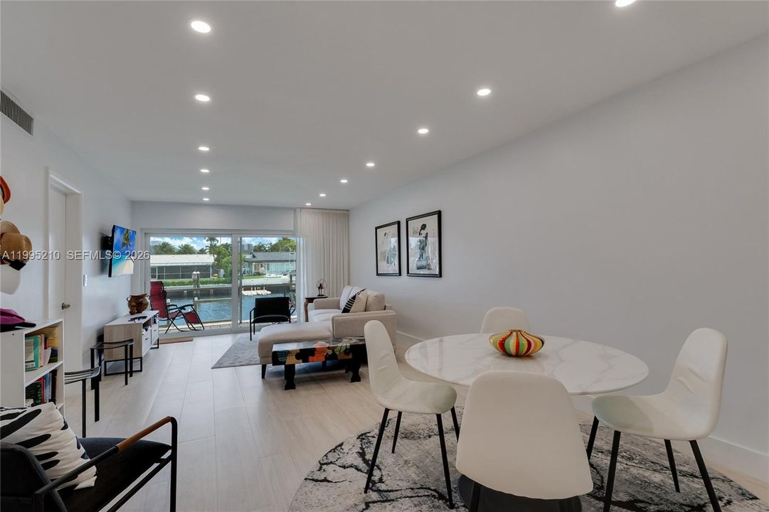 For Sale: $319,000 (2 beds, 2 baths, 1050 Square Feet)